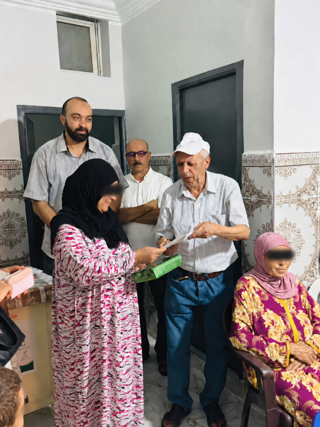 لحظة تقديم جائزة ضمن النشاط التربوي