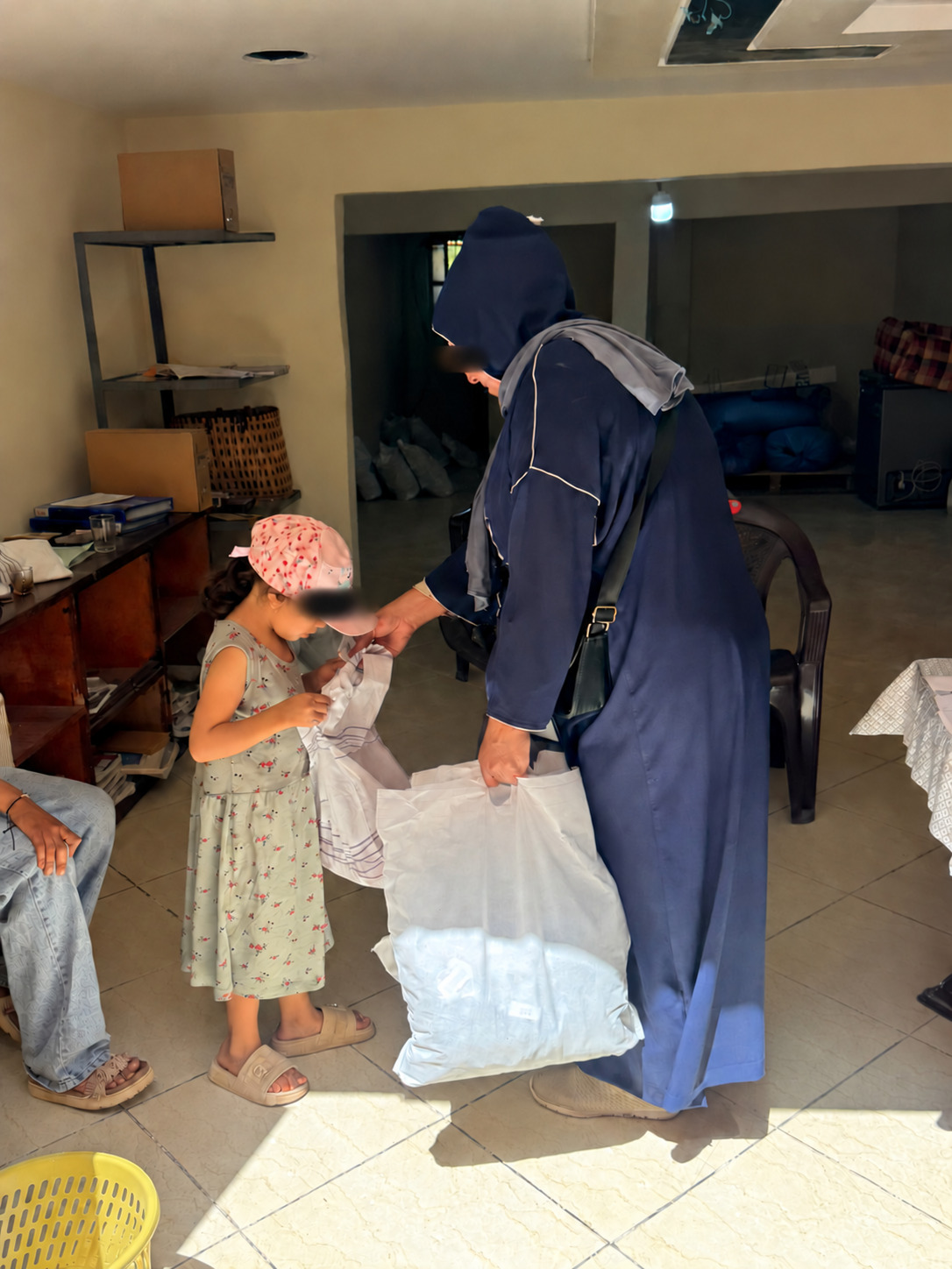 متطوعة تساعد أسرة أثناء عملية التوزيع