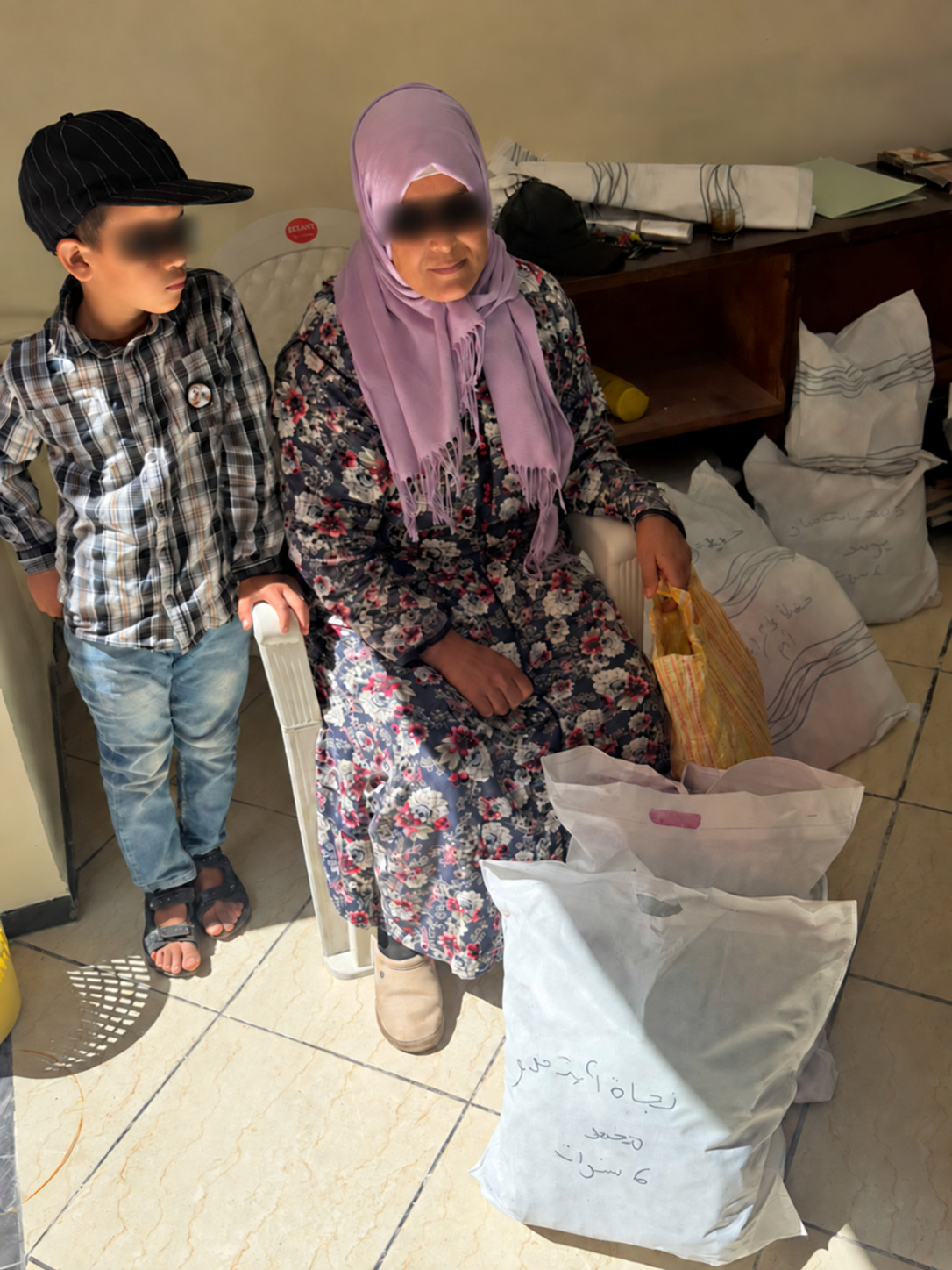أسرة تتسلم مساعدات عينية من الجمعية
